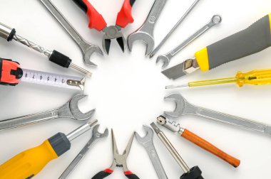 Araçları beyaz arkaplanda çember etrafında ayarla.