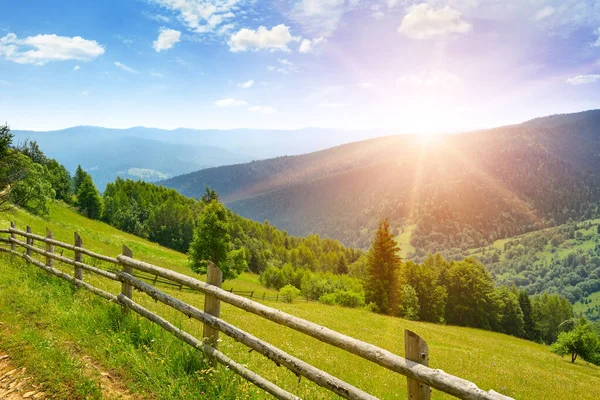 Brillante Amanecer Las Montañas Vista Del Pintoresco Prado Los Cárpatos —  Fotos de Stock