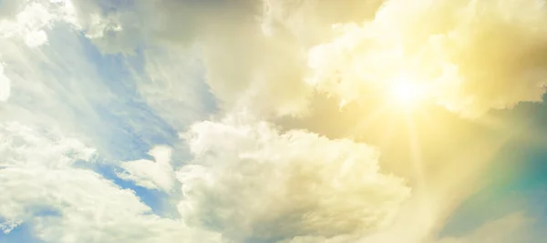 Sonne Blauen Himmel Mit Schönen Weißen Wolken — Stockfoto