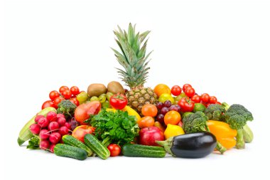 Büyük meyve ve sebzelerin ortasında ananas beyaz arka planda izole edilmiş..