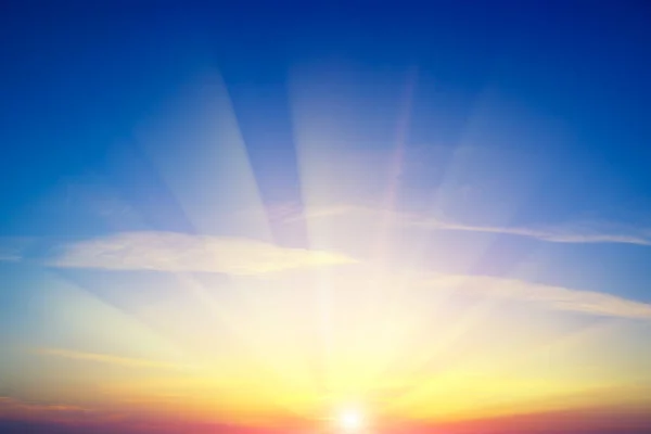 Ανατολή Του Ήλιου Ενάντια Στον Γαλάζιο Ουρανό Και Άσπρα Σύννεφα — Φωτογραφία Αρχείου