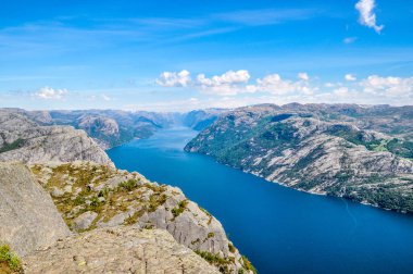 Norveç fiyortları, Kürsü Kayası