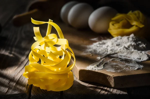 Tagliatelle di pasta italiana Immagine Stock