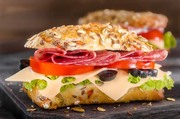 Salami-Sandwiches auf Holzbrett — Stockfoto