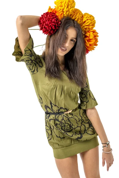 Snella giovane donna che balla con una corona di fiori in testa — Foto Stock
