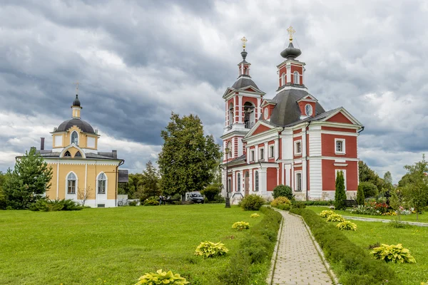 Orosz ortodox templom a falu — Stock Fotó