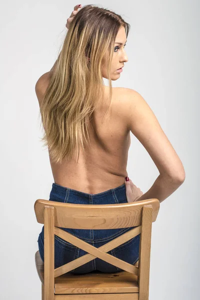 Vacker smal ung blond kvinna i shorts och bar överkropp topless — Stockfoto