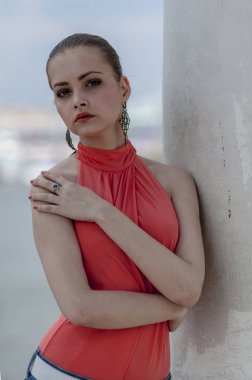 Genç güzel sarışın kız bir kırmızı yaz bluz ve kot pantolon esnek poz