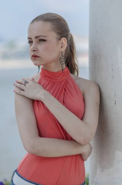 Genç güzel sarışın kız bir kırmızı yaz bluz ve kot pantolon esnek poz