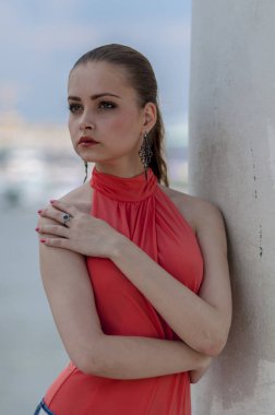 Genç güzel sarışın kız bir kırmızı yaz bluz ve kot pantolon esnek poz