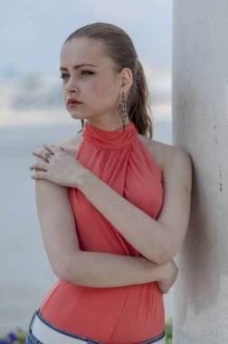 Genç güzel sarışın kız bir kırmızı yaz bluz ve kot pantolon esnek poz