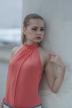 Genç güzel sarışın kız bir kırmızı yaz bluz ve kot pantolon esnek poz