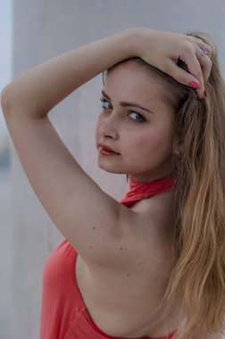 Genç güzel sarışın kız bir kırmızı yaz bluz ve kot pantolon esnek poz