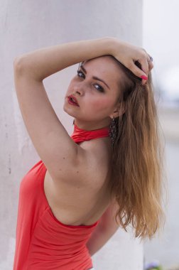 Genç güzel sarışın kız bir kırmızı yaz bluz ve kot pantolon esnek poz