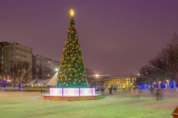 MOSCÚ, RUSIA - 05 DE ENERO 2016 Navidad año nuevo alumbrado público en la noche Moscú —  Fotos de Stock