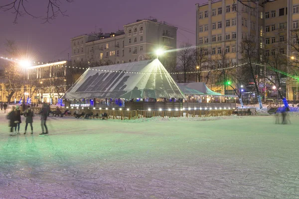 MOSCÚ, RUSIA - 05 DE ENERO 2016 Navidad año nuevo alumbrado público en la noche Moscú —  Fotos de Stock
