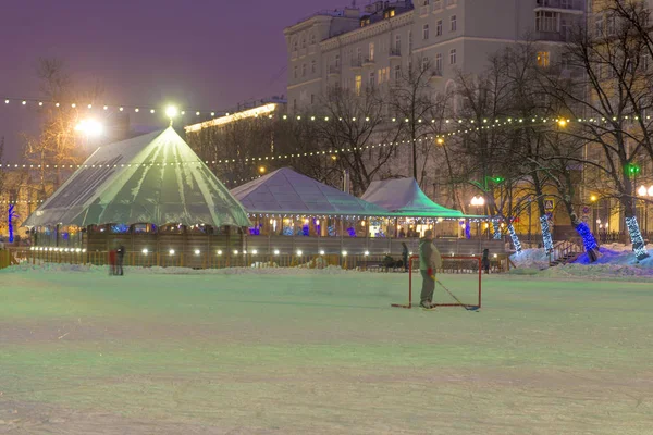 MOSCÚ, RUSIA - 05 DE ENERO 2016 Navidad año nuevo alumbrado público en la noche Moscú —  Fotos de Stock