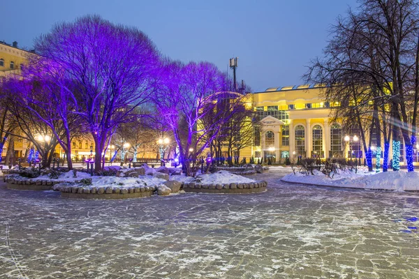 MOSCÚ, RUSIA - 05 DE ENERO 2016 Navidad año nuevo alumbrado público en la noche Moscú —  Fotos de Stock