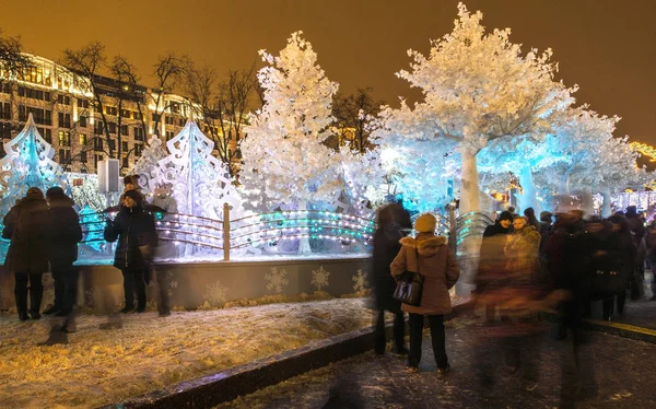 MOSCÚ, RUSIA - 05 DE ENERO 2016 Navidad año nuevo alumbrado público en la noche Moscú —  Fotos de Stock