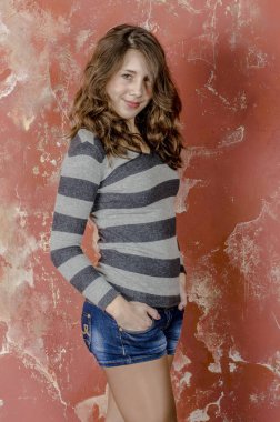 Güzel bir rakam trendy beyaz elbise giymeyen mini etek ve kırmızı topuklu ve bir parti için giyinmiş platformu ile genç kız 