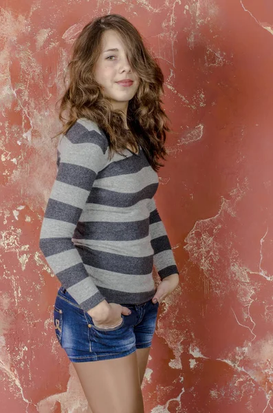 Güzel bir rakam trendy beyaz elbise giymeyen mini etek ve kırmızı topuklu ve bir parti için giyinmiş platformu ile genç kız 