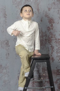 Güzel bir rakam trendy beyaz elbise giymeyen mini etek ve kırmızı topuklu ve bir parti için giyinmiş platformu ile genç kız 