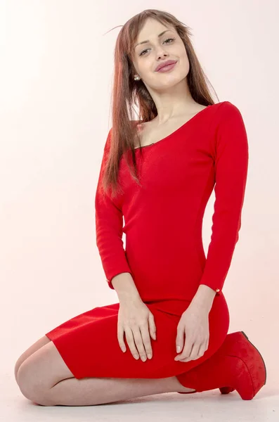 年轻的女孩，穿着时髦红色紧身迷你裙和红色的高跟鞋和平台参加舞会穿的美丽图 — 图库照片