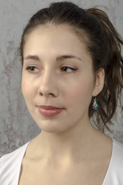  Beyaz bir bluz bir romantik kıvırcık saçlı kahverengi saçlı bir kadın portresi 