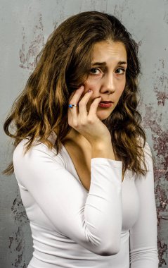  Beyaz bir bluz bir romantik kıvırcık saçlı kahverengi saçlı bir kadın portresi 
