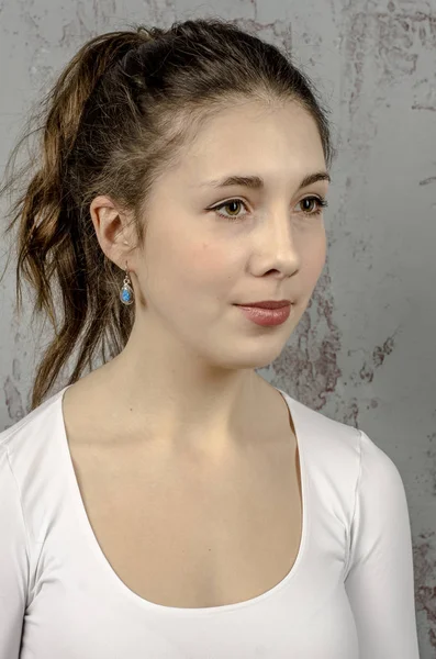 Portret młodej kobiety Brunet z romantycznym kręcone włosy w białej bluzce — Zdjęcie stockowe