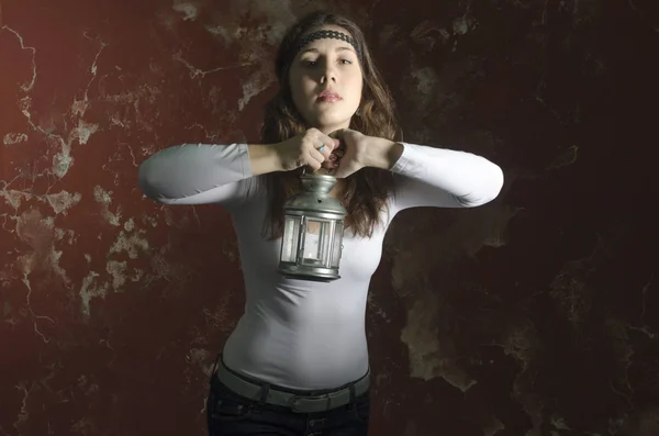 Retrato de uma jovem mulher de cabelos castanhos com um cabelo encaracolado romântico em uma blusa branca — Fotografia de Stock