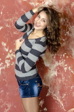 Güzel bir rakam trendy beyaz elbise giymeyen mini etek ve kırmızı topuklu ve bir parti için giyinmiş platformu ile genç kız 