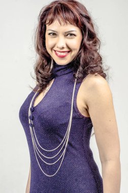 Pullu ile koyu mavi uzun kokteyl elbise güzel sarışın kadın