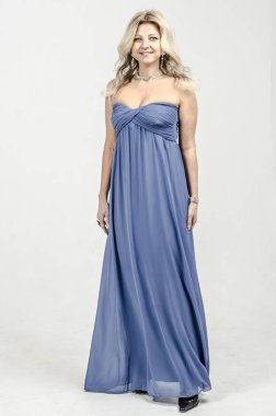 Mavi bir kokteyl elbise güzel sarışın kadın