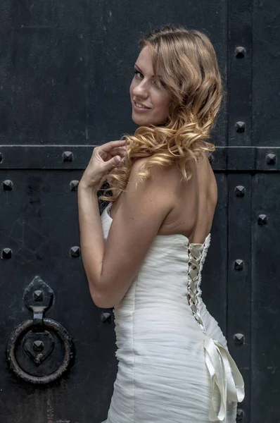 Jong meisje met rood haar mooi haar en make-up in een witte jurk van de bruid in het park — Stockfoto