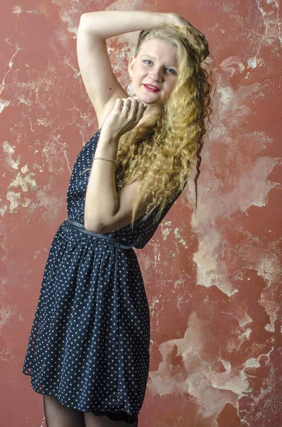 水玉模様のドレスで金髪の巻き髪を持つ少女 — ストック写真