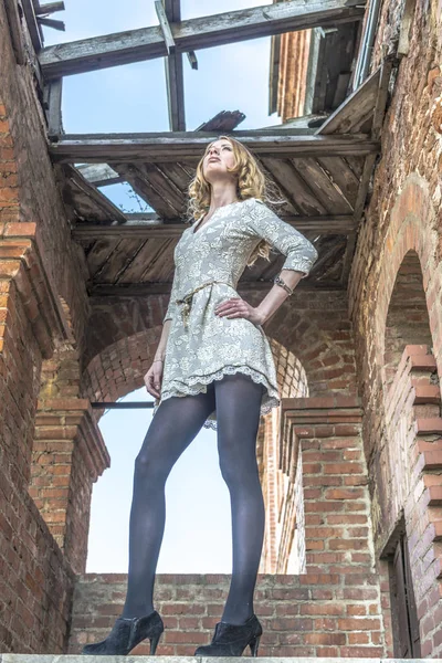 Chica rubia en vestido de encaje en una antigua fortaleza — Foto de Stock