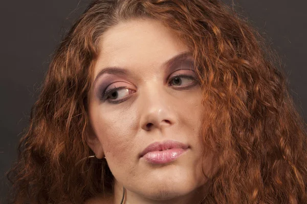 Portrait d'une belle jeune fille bouclée rouge avec un maquillage lumineux — Photo