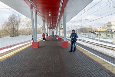 Moscow, Rusya Federasyonu - 25 Nisan 2017 Modern Rus Demiryolları istasyonları ve yolcu trenleri