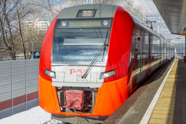 Moscow, Rusya Federasyonu - 25 Nisan 2017 Modern Rus Demiryolları istasyonları ve yolcu trenleri