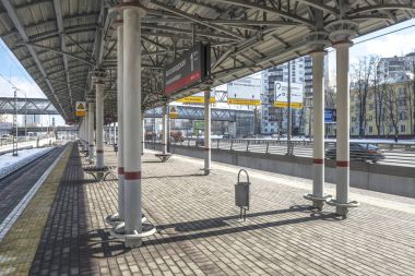 Moscow, Rusya Federasyonu - 25 Nisan 2017 Modern Rus Demiryolları istasyonları ve yolcu trenleri