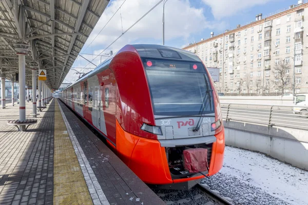 MOSCÚ, RUSIA - 25 ABRIL 2017 Modernas estaciones ferroviarias rusas y trenes de pasajeros — Foto de Stock