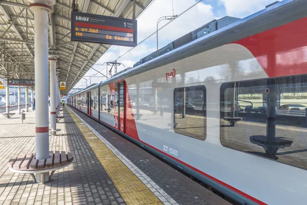 MOSCOW ,RUSSIA - APRIL  25  2017  Modern Russian Railways stations and passenger trains — Stock Photo, Image