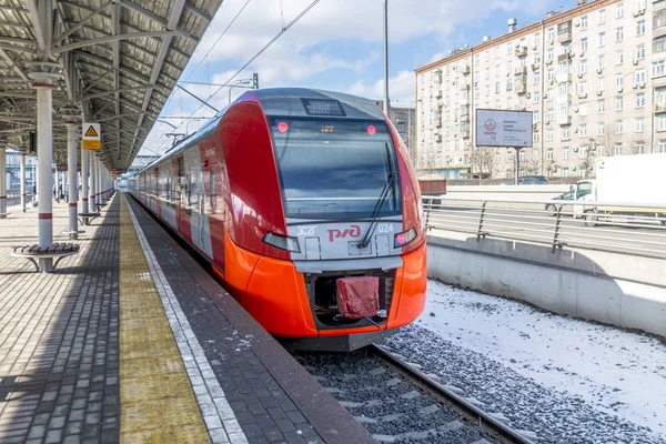 Moscow, Rusya Federasyonu - 25 Nisan 2017 Modern Rus Demiryolları istasyonları ve yolcu trenleri