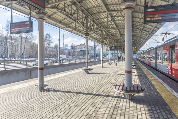Moskva, Ryssland - April 25 2017 moderna ryska järnvägarna stationer och passagerartåg — Stockfoto