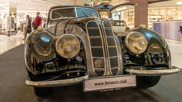 MOSCOW, RUSSIA-MAIO 05 2017 Exposição de carros raros de 40-70 anos atrás a partir do século XX — Fotografia de Stock