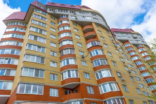 Moskova'nın yeni ilçede modern konut yüksek katlı evler — Stok fotoğraf