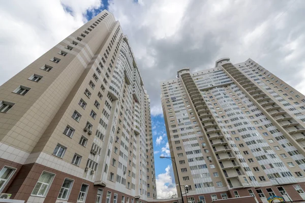 Modern sokemeletes lakóházak új kerületében Moszkva — Stock Fotó