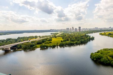 Prestijli bir evin avlusunda bir Moskova park görünümünü