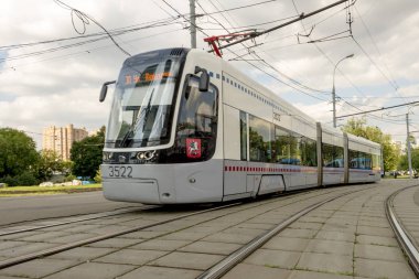 Moskova, Rusya - 02 Ağustos 2017-tramvay modern konut yüksek katlı binanın zemin üzerine Moskova'da